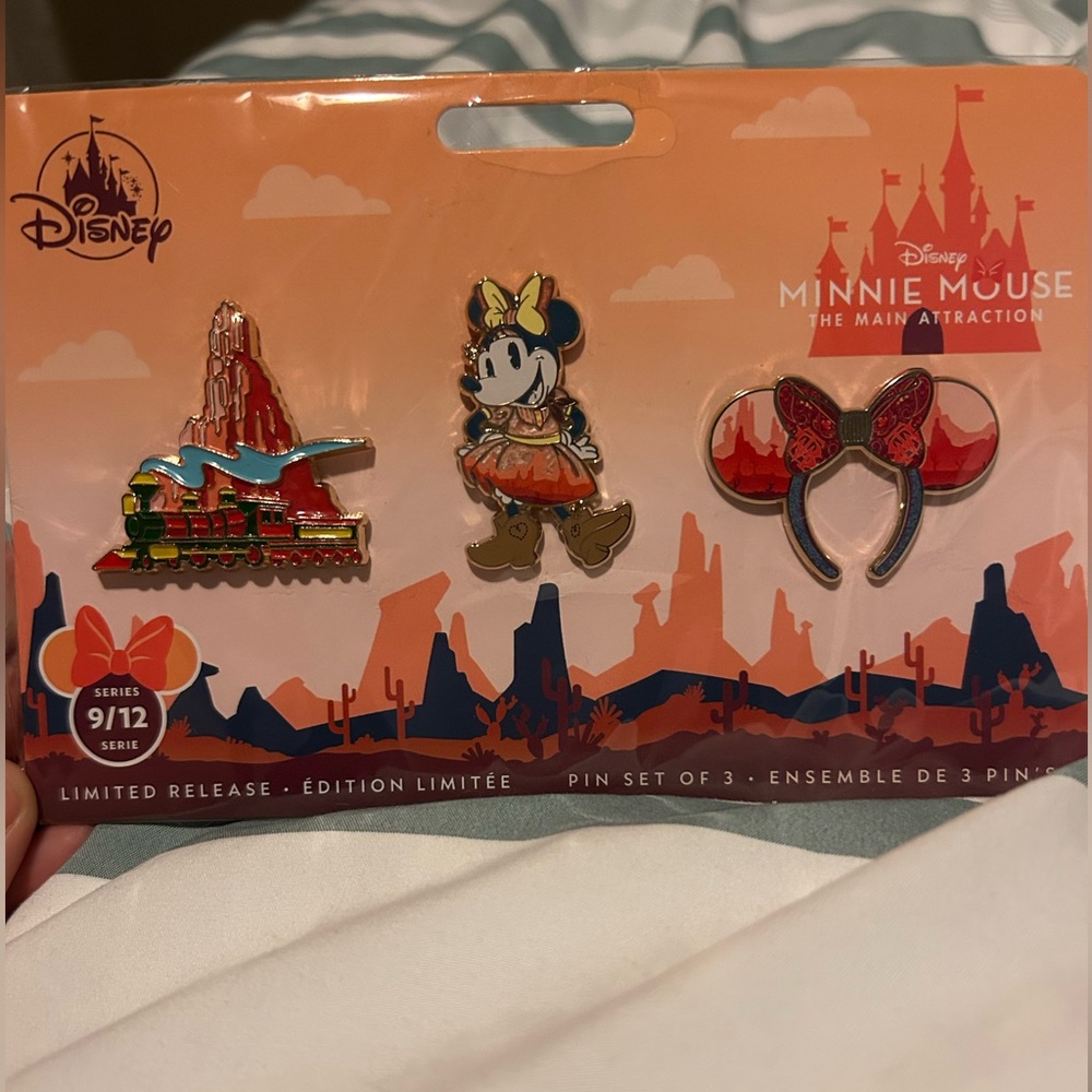 Minnie the Main Attraction Big Thunder Mountain Pin Set